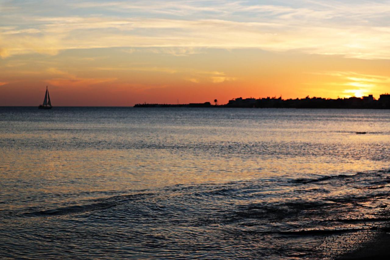 Alley To The Beach Ierapetra  Luaran gambar